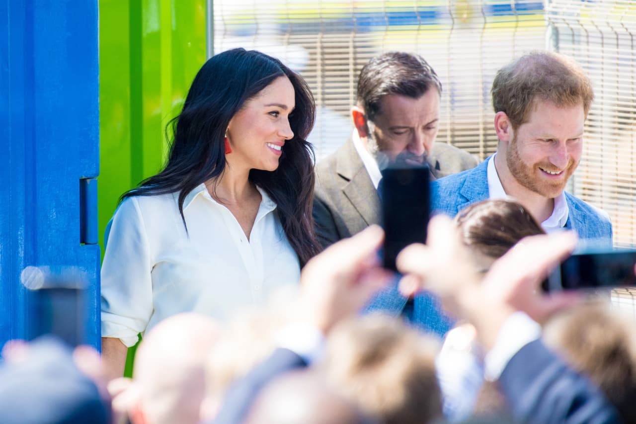 Hicieron una donación personal de 130 mil dólares a 
<b><a href="https://camfed.org/" target="_blank">CAMFED</a></b>, una organización sin fines de lucro que trabaja para erradicar la pobreza africana a través de la educación y el empoderamiento de las niñas, según un portavoz del matrimonio citado por 
<b><a href="https://people.com/royals/prince-harry-and-meghan-markle-reveal-how-theyre-celebrating-his-birthday-no-better-way/" target="_blank">People</a></b>. 
<br>