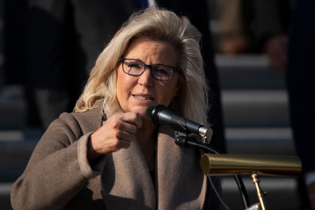 La 
<b>representante Liz Cheney, de Wyoming</b>, la republicana número 3 en la jerarquía de ese partido en la Cámara de Representantes e hija del exvicepresidente Dick Cheney, anunció la noche del martes que 
<b>votaría a favor del 'impeachment' a Trump, por su papel en el asalto al Capitolio</b>. "El presidente de Estados Unidos convocó a esta turba, reunió a la turba y encendió la llama de este ataque", 
<a href="https://cheney.house.gov/2021/01/12/cheney-i-will-vote-to-impeach-the-president/" target="_blank">dijo en un comunicado</a>. “Todo lo que siguió fue obra suya. Nada de esto hubiera sucedido sin el presidente", declaró y añadió que 
<b>"nunca ha habido una traición más grande por parte de un presidente de Estados Unidos a su cargo y su juramento a la Constitución"</b>.
