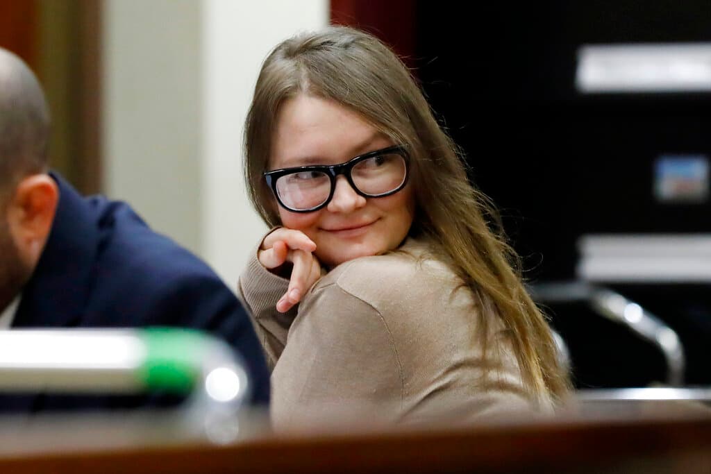 Quién es Anna Sorokin, la joven que fingió ser millonaria y estafó a amigos, bancos y hoteles