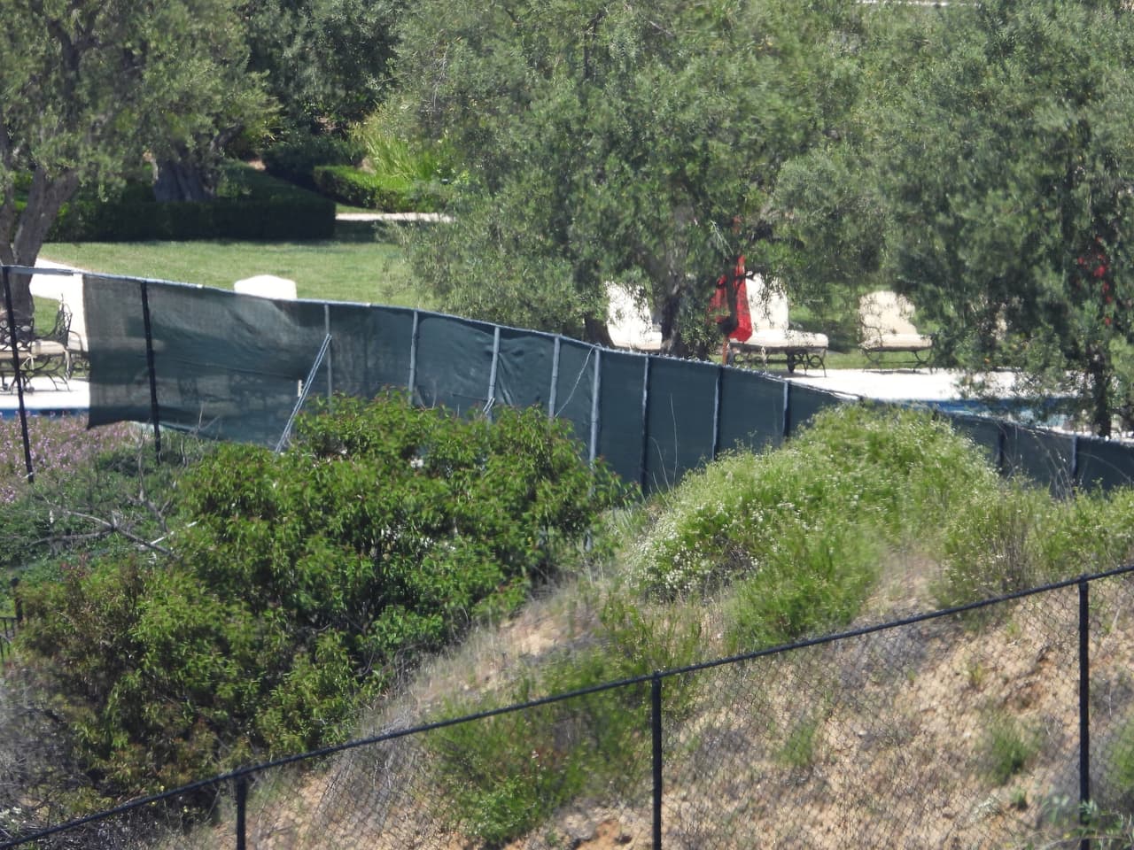 Esta no es la primera ocasión que la pareja recurre a lonas y rejas para resguardar su privacidad. 
<br>