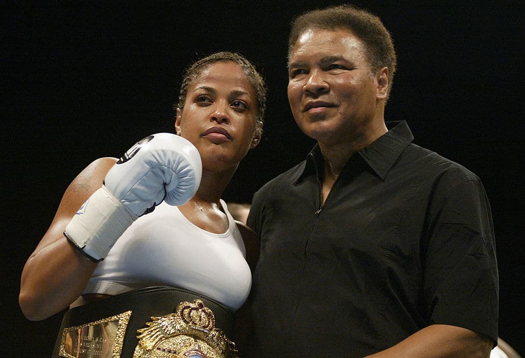 Laila Ali siguió los pasos de su padre, la leyenda del box y peso pesado Muhammad Ali. Ella boxeó desde 1999 hasta el 2007.