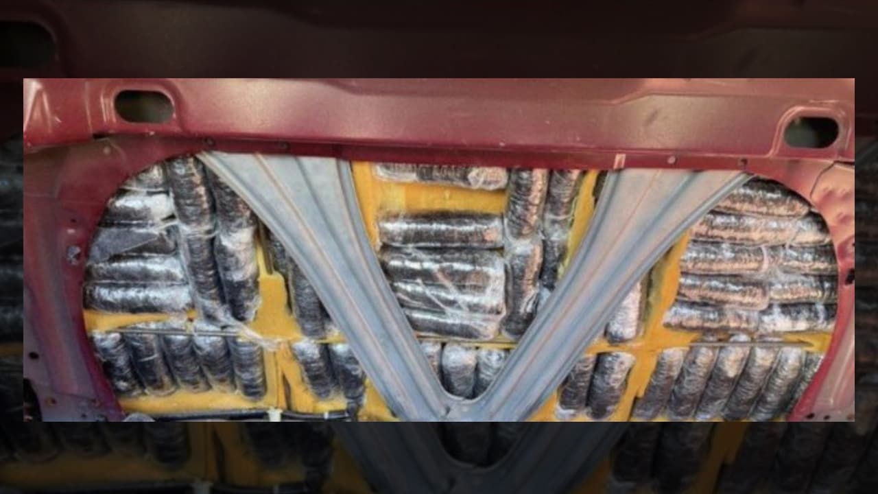 En el tablero del auto y los paneles venían decenas de paquetes con droga.