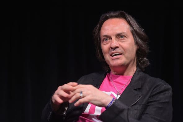 6. JOHN LEGERE. El CEO de T-Mobile se caracteriza por haber roto el molde y no ser el típico empresario aburrido. Trata a sus 834,000 seguidores en Twitter con una buena dosis de fanfarronería al día, dirigiendo sus dardos principalmente a sus rivales: Verizon, AT&T y Sprint.