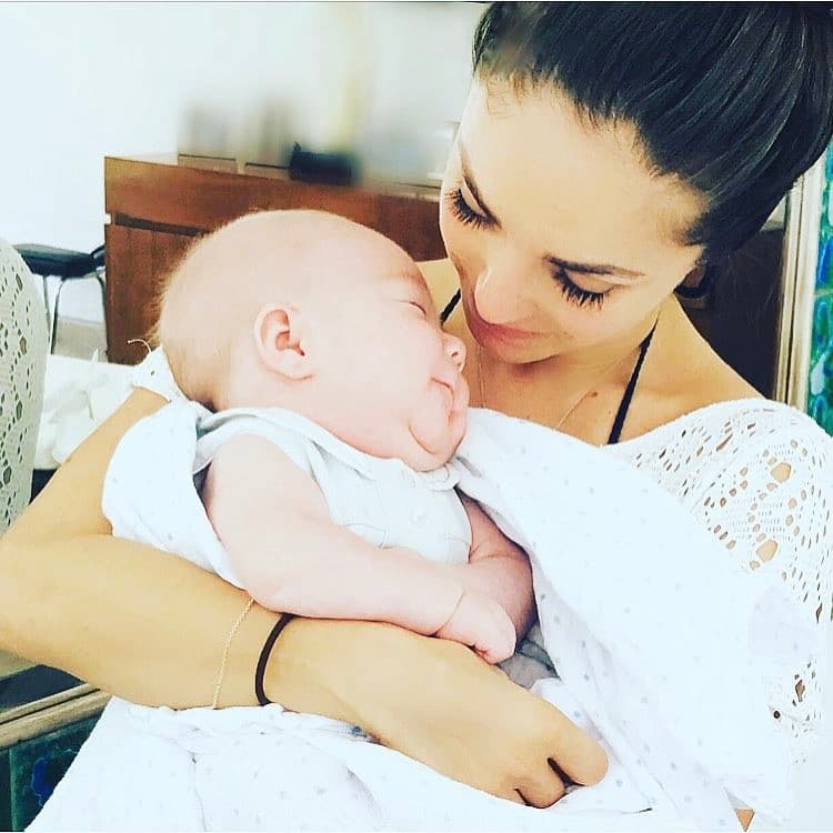 "Mi regalo de Dios. ¡Mi bebé sonrisas! ¡Primero tú, después tú, luego tú y siempre tú! Llegaste a transformar mi vida y a llenarme de amor infinito. ¡Te amo más allá de todo! La luz de mi vida. Dios te ama", escribió Anahí en esta primera imagen en la ambos aparecen.