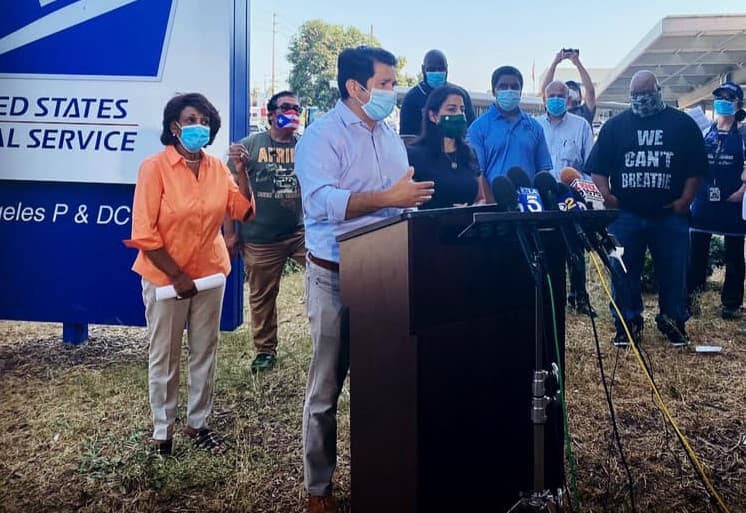 Congresistas demócratas de California denuncian las acciones de Trump contra el Servicio Postal 