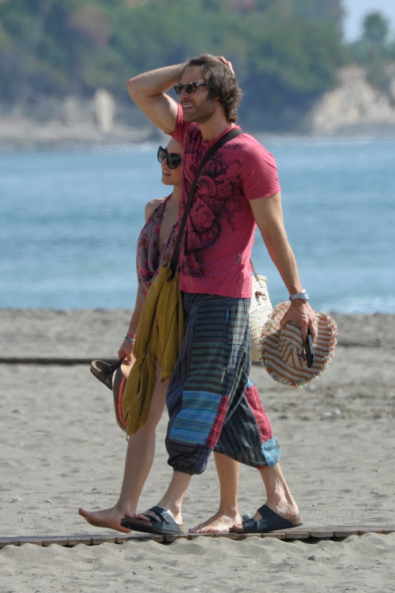 Se fueron a la playa a disfrutar del sol, la arena y el mar.