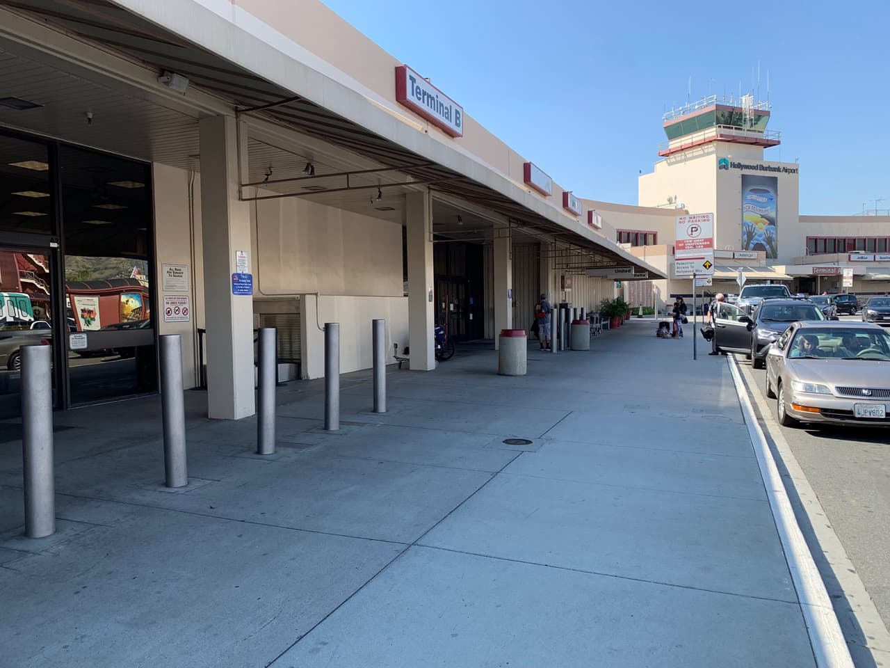 Por otro lado, el Aeropuerto de Hollywood-Burbank, que está a tan solo 30 millas de distancia del LAX, se llevó los honores por su gran accesibilidad, la buena experiencia para sus usuarios y su tránsito sin complicaciones.