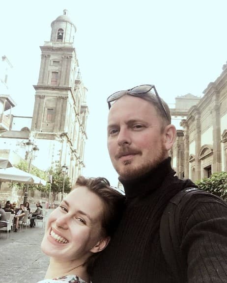 Su nombre es Łukasz Witt-Michałowski y vive junto a la actriz en Warsaw, donde cada uno trabaja para hacer crecer su carrera artística.