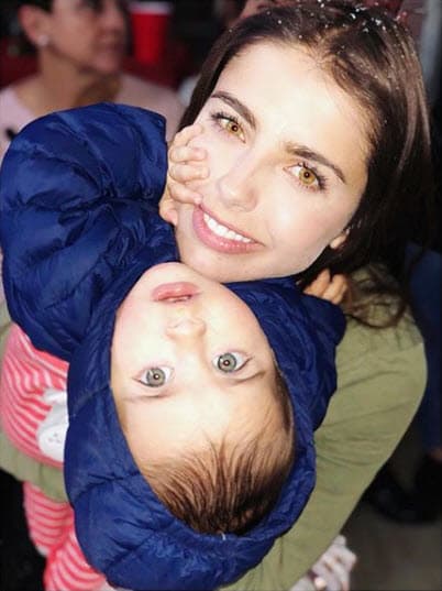 Aunque sacó el color de ojos azules de su padre.