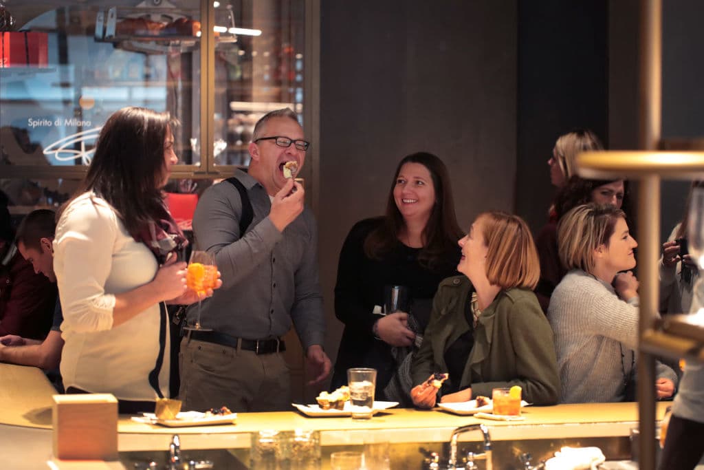 La decisión de llevar a cabo el proyecto de la mayor cafetería del mundo sobre las bases de lo que fue la tienda Crate & Barrel que abrió en 1990 y cerró en 2018, fue de tomado por Liz Muller, la directora de diseño de Starbucks y por la vicepresidenta Jill Enomoto. Starbucks abrió hace 32 años en Chicago su primer sucursal fuera de la ciudad de Seattle Washington, donde nació en 1971.