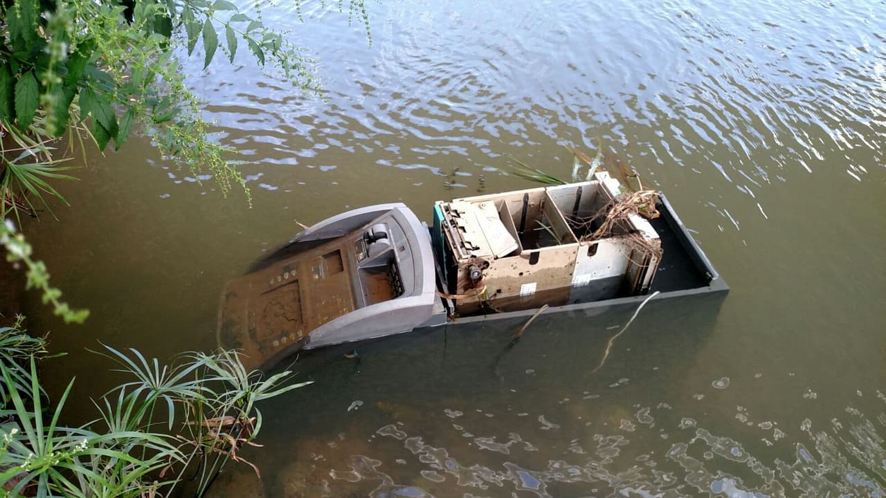 Hallan máquina ATM flotando en río de Barceloneta