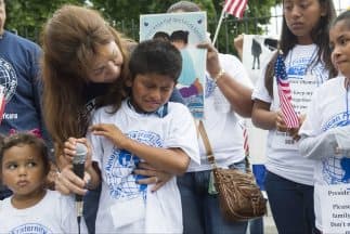 Un grupo de niños ciudadanos hijos de indocumentados deportados durante una protesta frente a la Casa Blanca para pedir una reforma migratoria. Les acompaña Nora Sándigo, directora de la Fraternidad Americana de Miami.