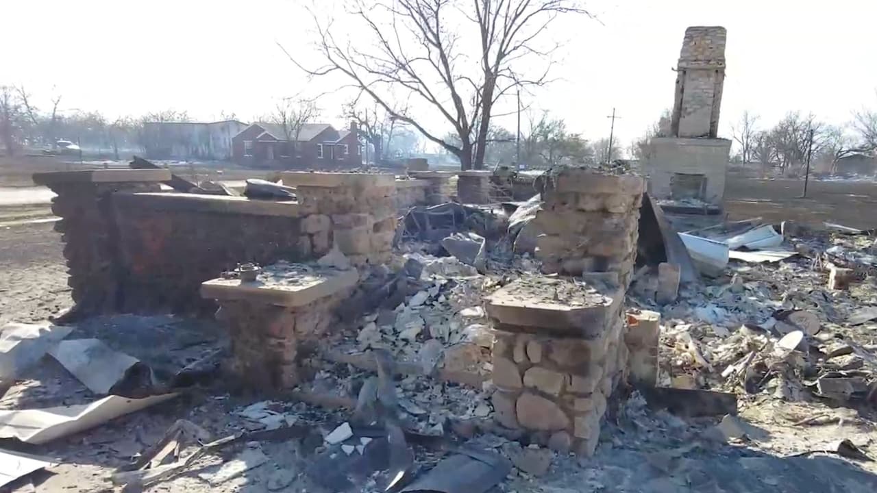 Esta es una de las 60 viviendas que quedó sólo en cenizas en la comunidad de Carbon dentro del condado de Eastland, en Texas.