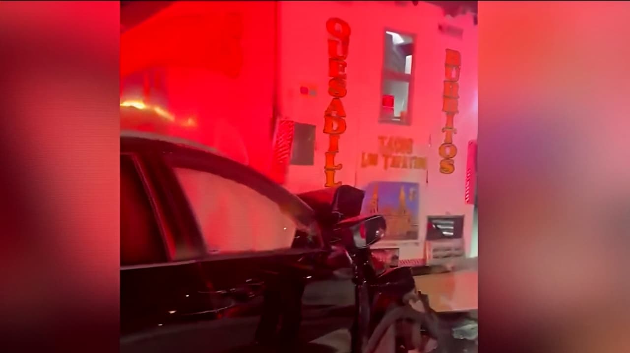 Conductor incrusta su auto en camión de tacos Los Tapatíos en Los Ángeles