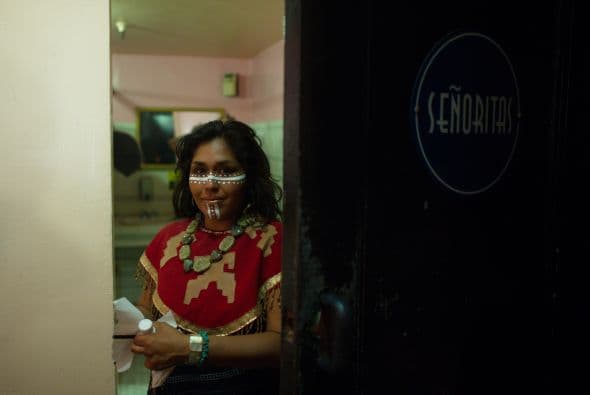 Para las chicas más conservadoras, una camisa tradicional y maquillaje étnico es perfecto.