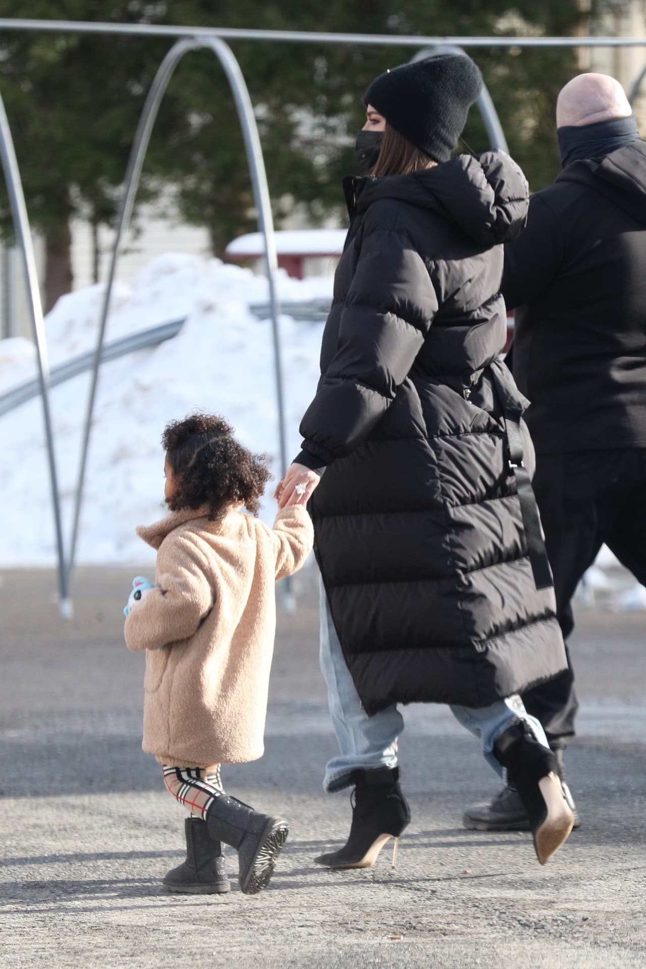 Khloé fue captada en Boston con su hija en dos ocasiones. Durante la visita al deportista también se reportó que salieron a cenar en pareja. 
<a href="https://people.com/tv/khloe-kardashian-daughter-true-early-christmas-tristan-thompson/" target="_blank">People</a> informó que la magnate y su hija volvieron a Los Ángeles en Nochebuena, tras una semana en familia.