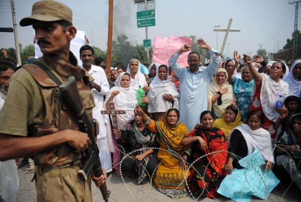 Pakistán amaneció conmocionado por la peor matanza cometida por los talibanes contra la comunidad cristiana, que costó la vida a más de ochenta personas y pone en jaque la estrategia de diálogo del Gobierno con los radicales. El último recuento ha elevado a 82 el número de fallecidos, que aún puede subir dado el estado crítico de varios de los más de 140 heridos ingresados en hospitales de la localidad noroccidental de Pesháwar, en una de cuyas iglesias se produjo la masacre. "No teníamos palabras ante el horror que teníamos delante", explicó hoy a Efe el director de la Liga Interconfesional de Pakistán (APIL), el cristiano Sayid Ishaq, quien visitó ayer junto a diversas autoridades regionales a las víctimas hospitalizadas. "No es solo un atentado contra nuestra minoría, sino también contra la humanidad de este país", dijo Ishaq, quien calificó la situación tras el ataque "como la peor sufrida hasta ahora por los cristianos paquistaníes".