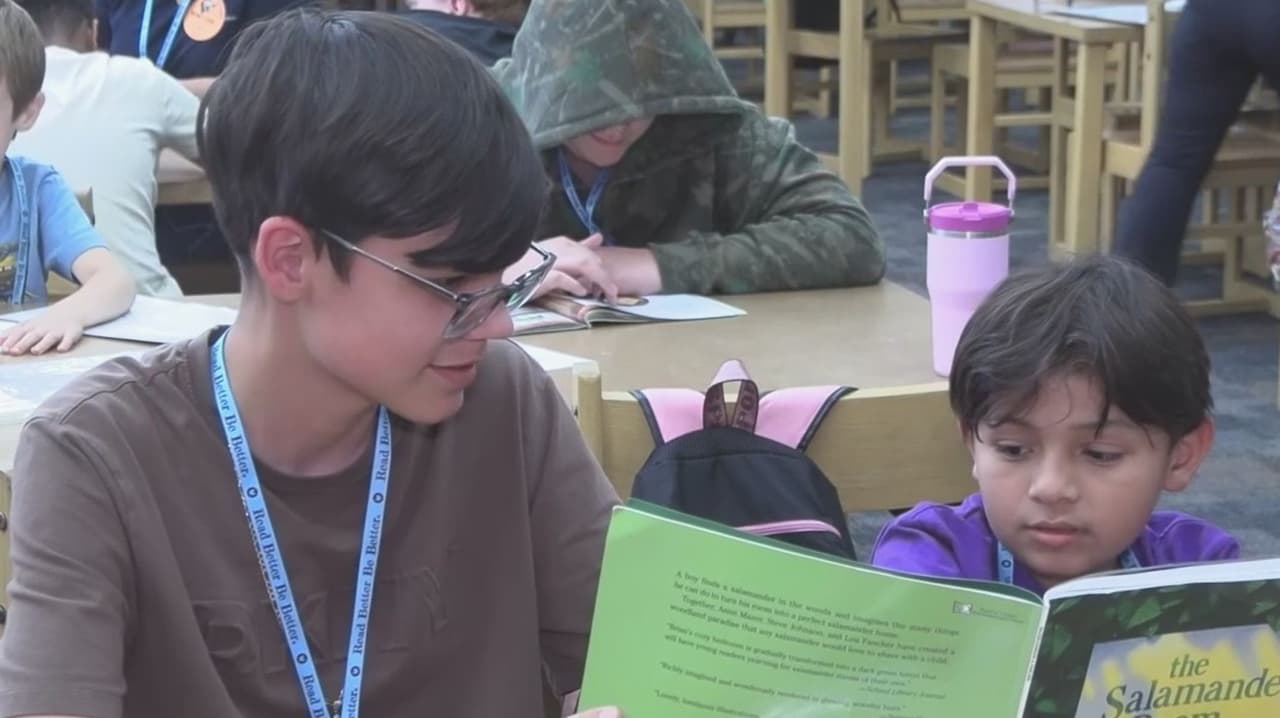 Iniciativa para combatir la crisis de lectura y comprensión: Así ayudan los grandes a los chicos