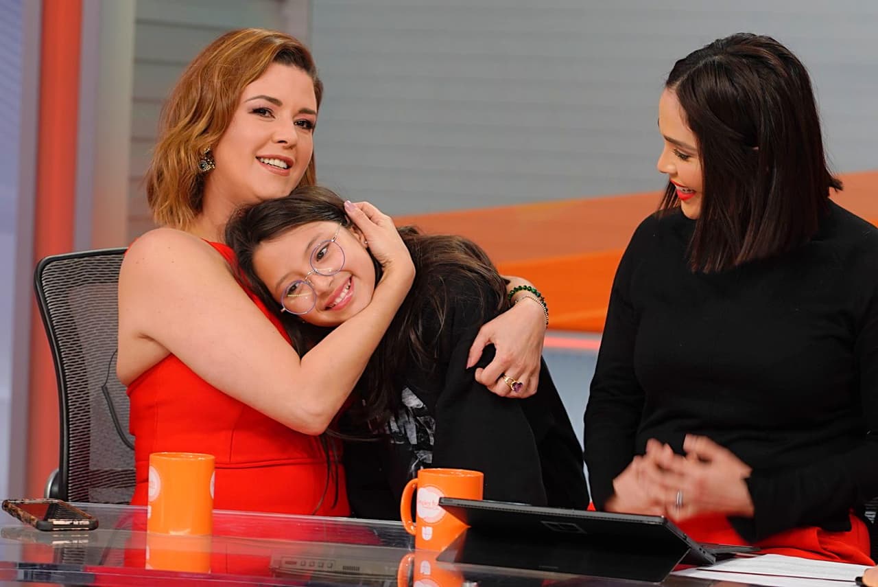 Detrás de cámaras vimos el gran cariño que le tiene a su hija Dinorah.