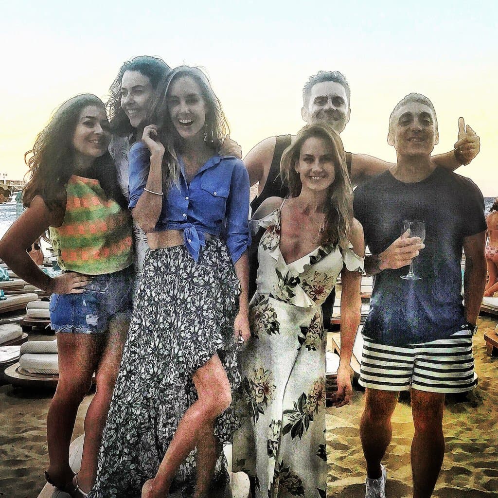 La visita a Grecia fue en compañía de sus amigos más cercanos, con los quien por lo visto la pasa increíble mientras toman una bebida refrescante a la orilla del mar.