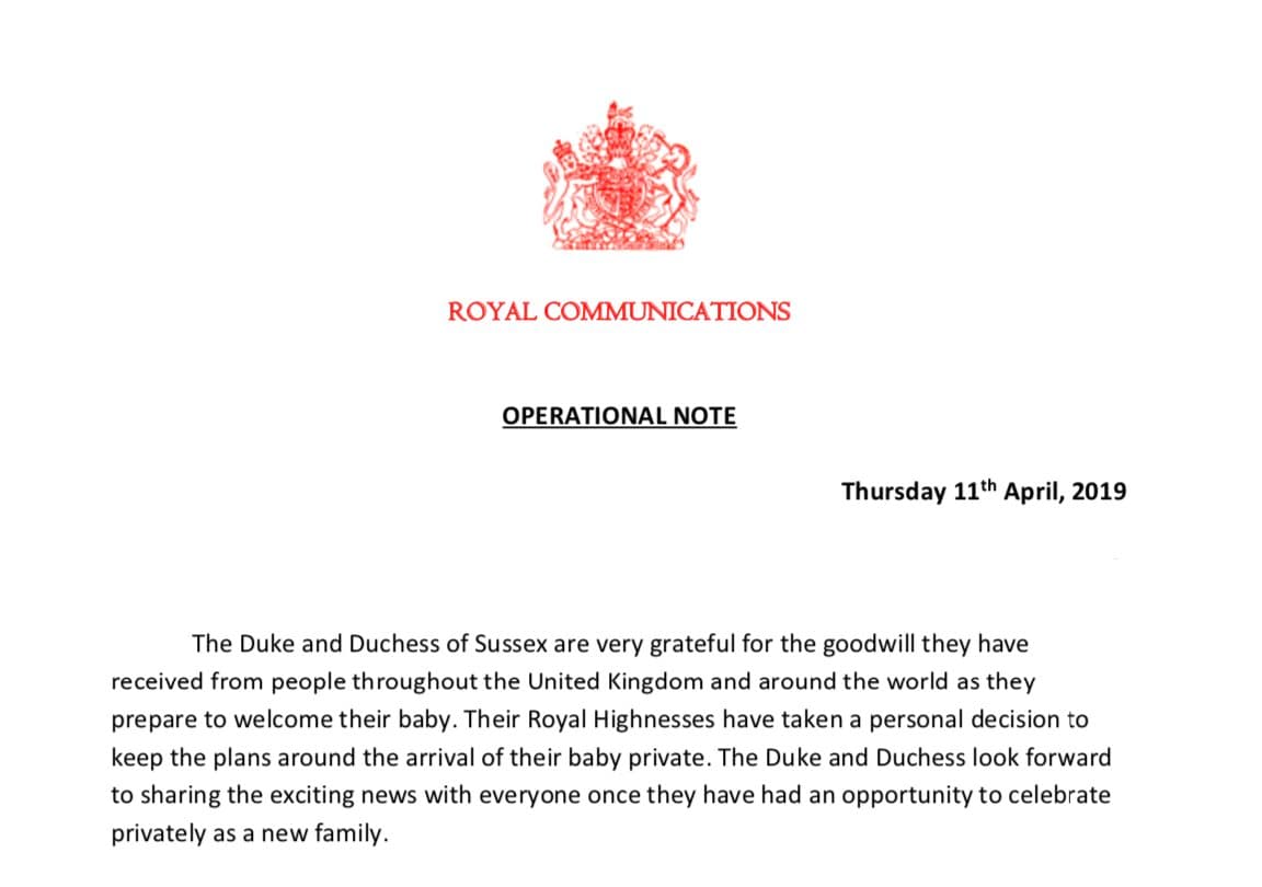 “Sus altezas reales han tomado la decisión personal de mantener en privado los planes para la llegada de su bebé”, con esta contundente frase la pareja formada por Meghan Markle y el príncipe Harry dieron por zanjada la expectativa sobre cómo, cuándo y dónde los veremos tras la nacida de su primogénito. Al parecer, el interés desmedido de la prensa y de sus seguidores ayudó a que esta decisión fuera tomada. Según el anuncio, Meghan y Harry compartirán “las emocionantes noticias con todos una vez que hayan tenido la oportunidad de celebrar en privado como una nueva familia”. Ante esta polémica decisión, analizamos por qué Meghan y Harry no se presentarán ante la prensa como lo han hecho antes otras parejas de la realeza (léase Diana y Carlos o Kate y William).
<br>