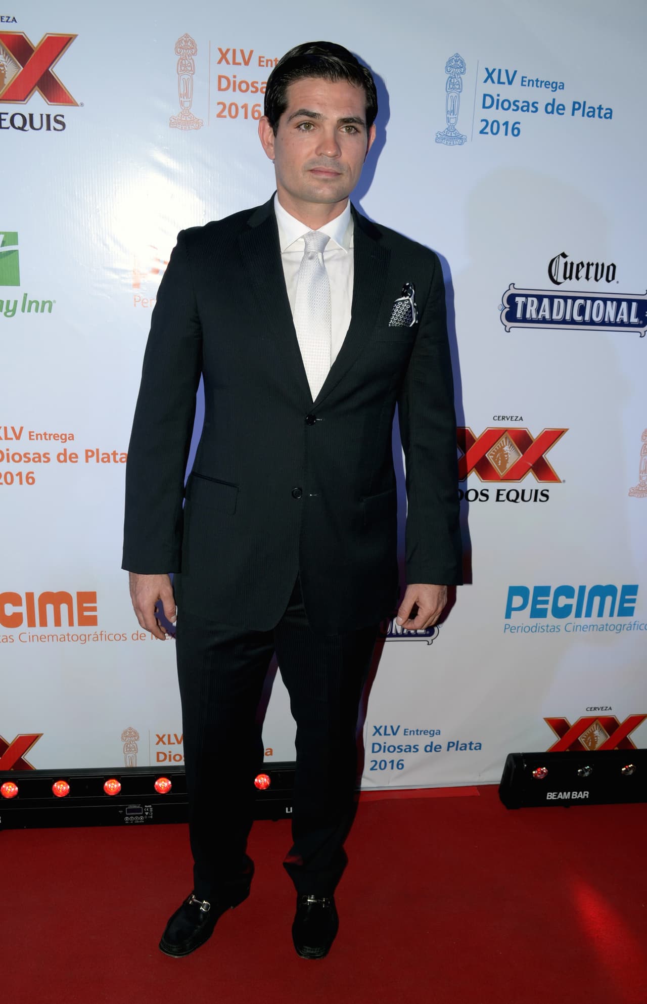 "Creo en la ciencia y en que tiene que haber un espacio para Dios. Sin embargo, 
<b><a href="https://www.univision.com/famosos/ferdinando-valencia-y-su-esposa-celebran-el-primer-cumpleanos-de-tadeo-y-mandan-un-abrazo-al-cielo-para-dante-fotos">hay cosas inexplicables</a></b>".