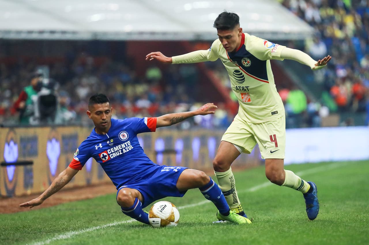 Elías Hernández desarmado por Edson Álvarez, el mediocampista ofensivo Cementero no tuvo muchas a modo y esta fue una de las razones.
