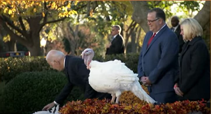 El presidente Joe Biden agradeció "a los agricultores, trabajadores agrícolas, empacadores de carne, a todos los que arriesgaron sus vidas durante la pandemia para plantar y cosechar los alimentos que están en nuestras mesas".