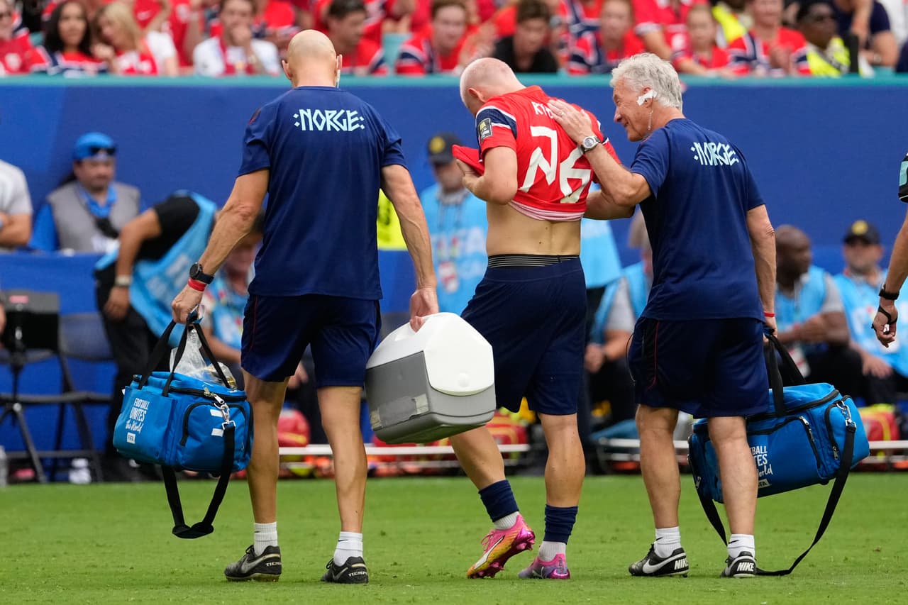 Julian Ryerson (26), de Noruega, abandona el terreno de juego tras ser sustituido durante el partido de cuartos de final de la Copa Mundial de Fútbol entre Noruega e Inglaterra en Miami Gardens, Florida, el sábado 11 de julio de 2026.