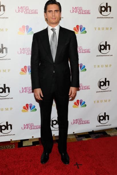 Con corbata también se ve guapo.