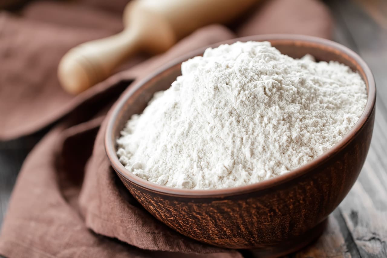 <b>Harina.</b> Para este método se recomienda lavar tus tenis como siempre lo has hecho y solo utilizar la harina para atender las zonas de otro tono. Espolvoréalos y ponlos a secar en el sol. Después de unos minutos no solo estarán secos, sino que también tan blancos como aquel día que te los probaste en la zapatería.