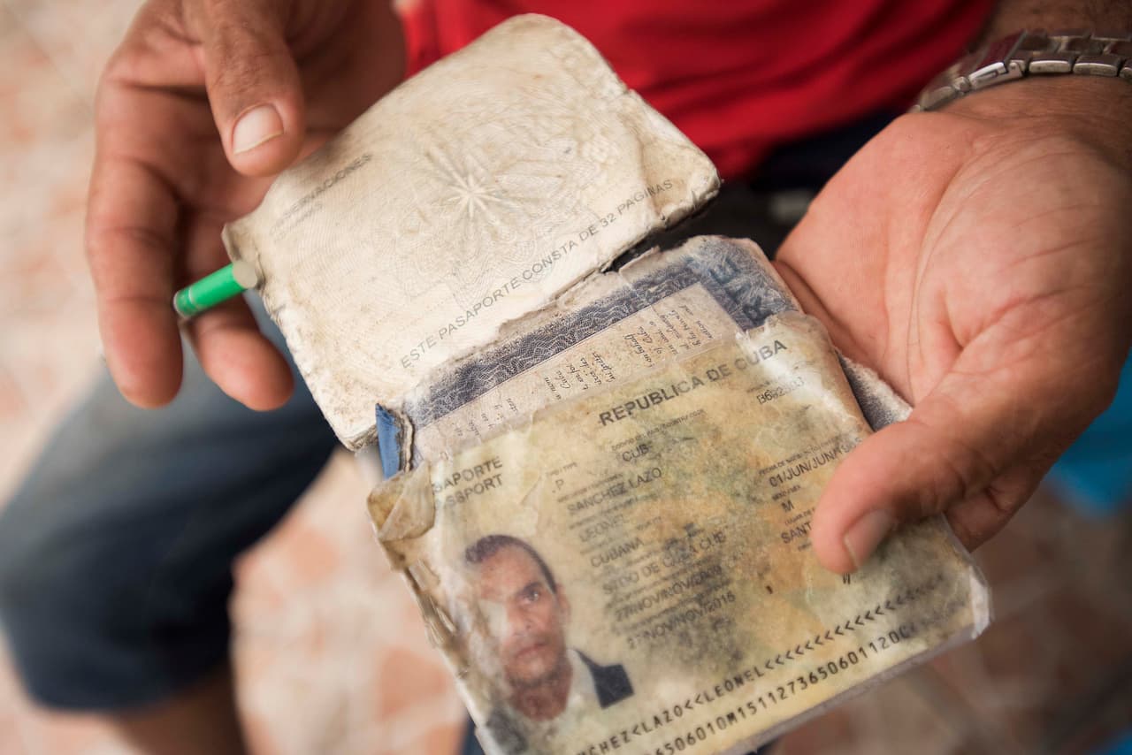 Según cuenta Leonel Sánchez, este pasaporte deteriorado se interpone entre él y su llegada a EEUU.