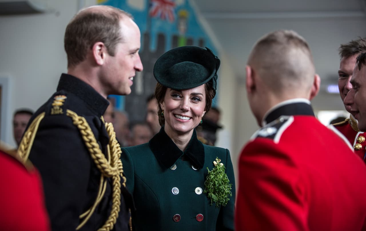 Kate y William con el Primer Batallón de las Guardias Irlandesas durante el Día de San Patricio, el viernes 17 de marzo, 2017.
