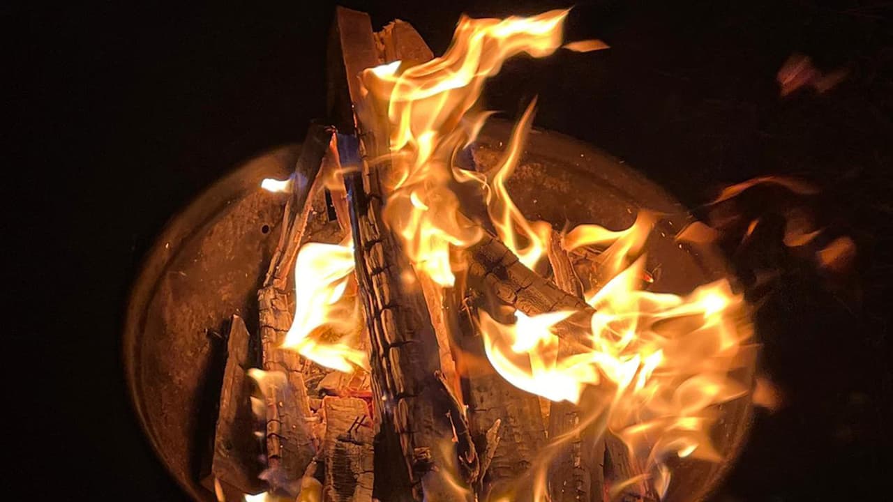 Como tenían que cocinar en el exterior, aprovecharon el fuego para darse un poco de calor.