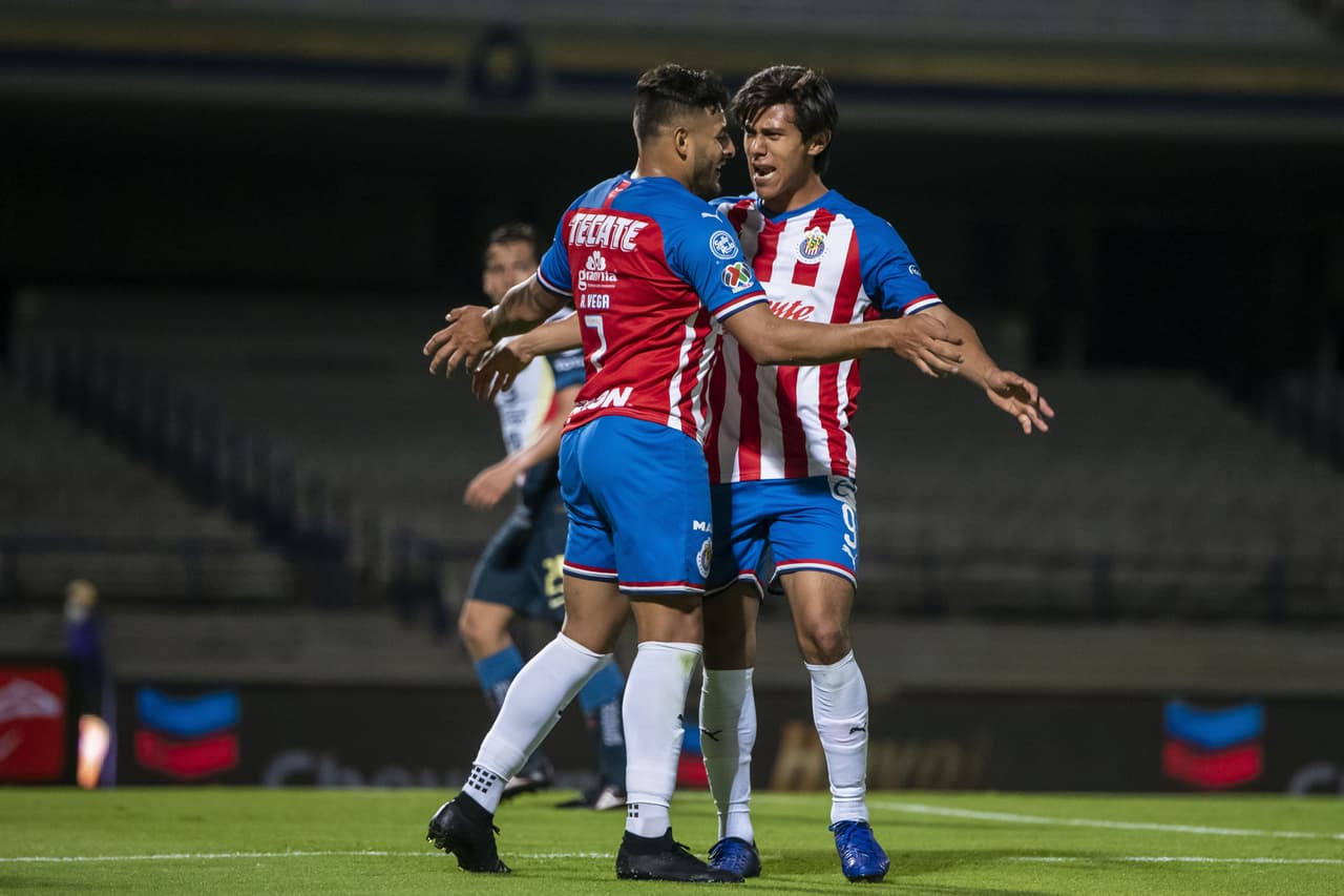 Tra el golazo que tejieron, Vega y Macías festejaron en grande lo que era el 2-0 en ese momento.