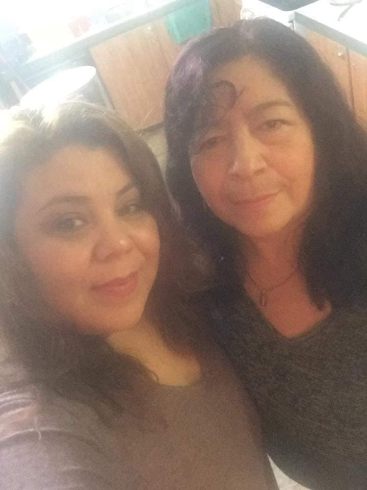 Sandra Alvarado y su madre Rosa les mandan muchas felicidades a todas las mamás en este día especial.