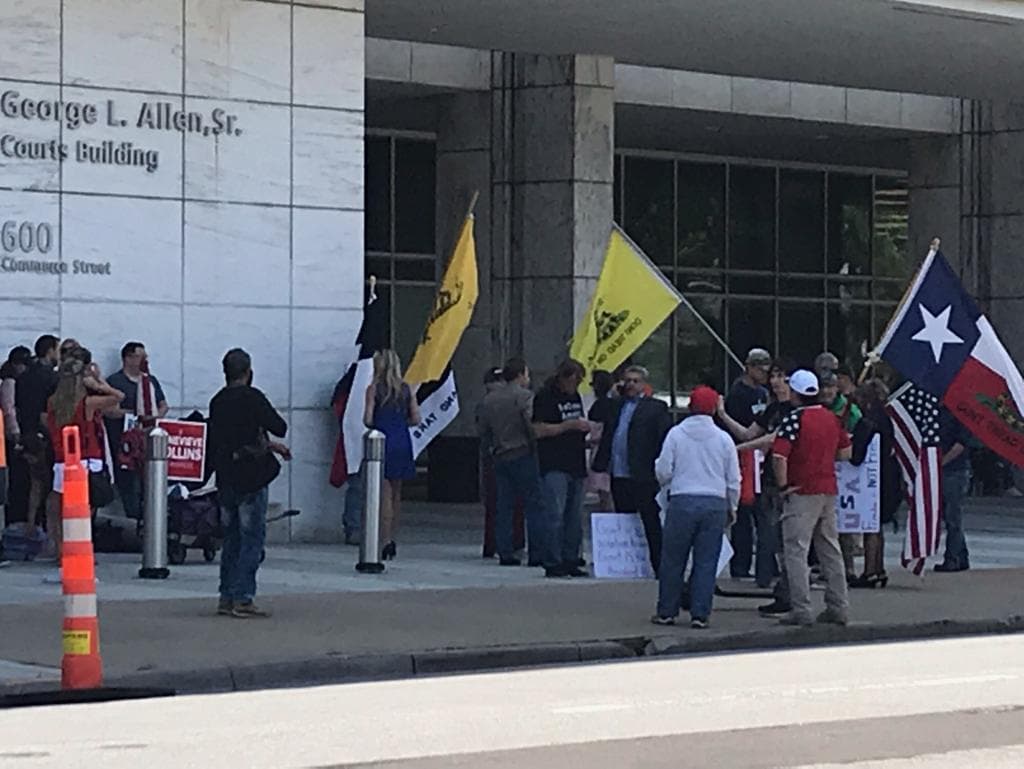 A las afueras de la prisión se registraron protestas de persona exigiendo su liberación.
<br>