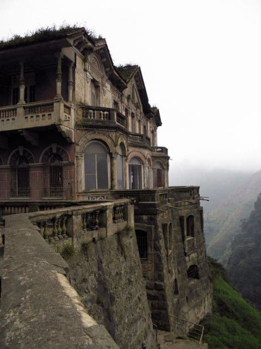Pero fue en 1928 cuando el edificio fue inaugurado como el Hotel del Salto, dándole la bienvenida a turistas de todas partes del mundo que querían apreciar de cerca el Salto de Tequendama; esa maravillosa cascada que proveía una vista encantadora, a sus 160 metros de altura.