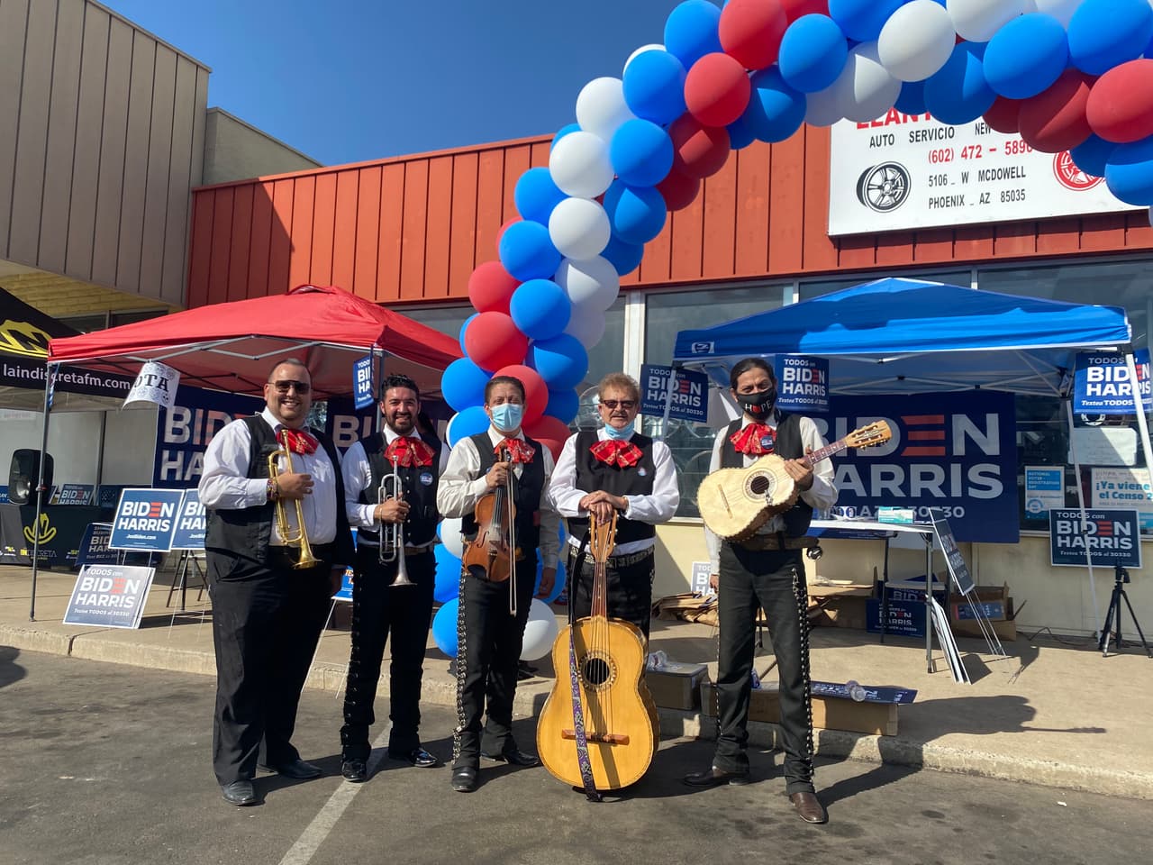 Con mariachis y tacos, así continúan los esfuerzos de la campaña de Biden.
<br>