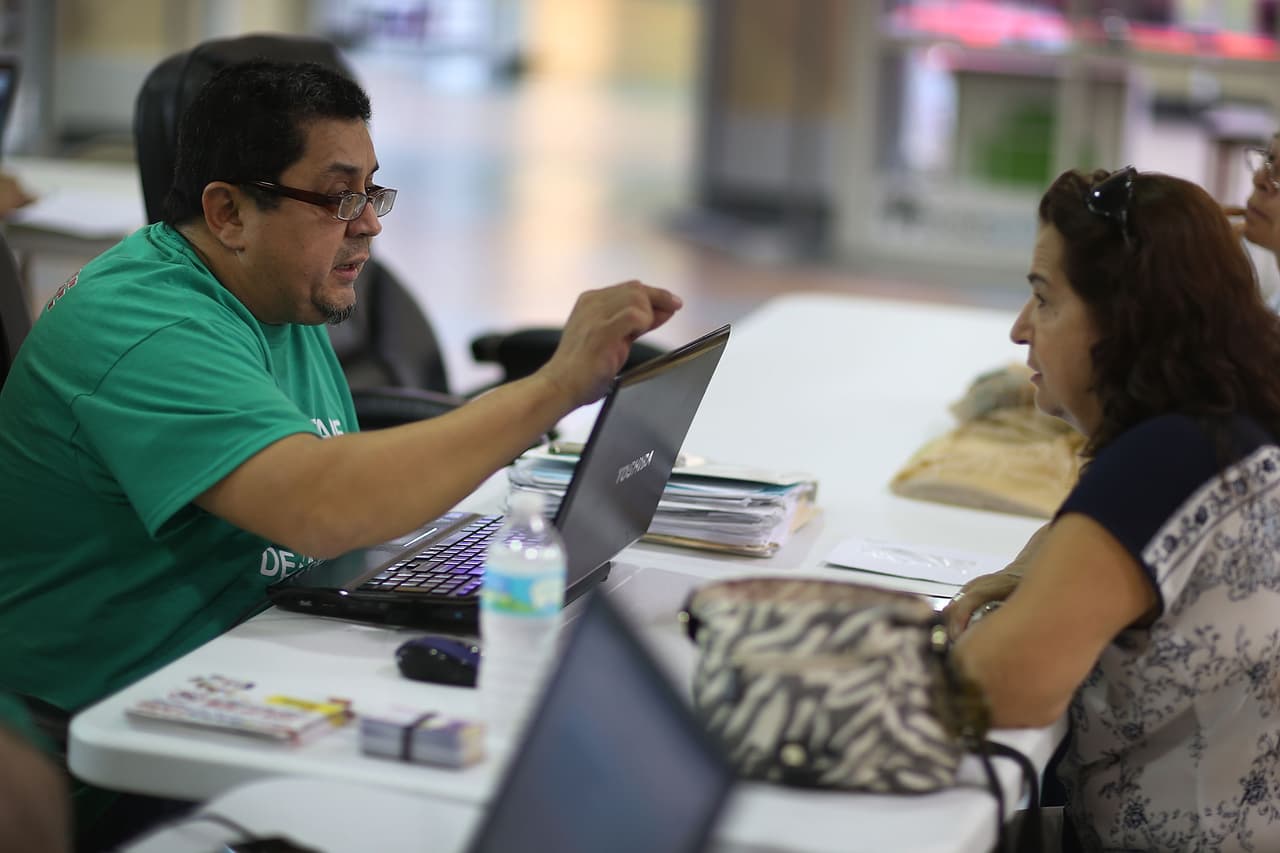 <b>¿Quiénes pueden comprar una póliza dentro de los mercados de salud?</b>
<br>En líneas generales, para ser elegible a comprar un seguro dentro de los mercados de salud de Obamacare
<b>debes ser ciudadano o residir en el país de forma legal y no estar preso</b>. En
<a href="https://www.cuidadodesalud.gov/es/immigrants/immigration-status/">este enlace</a> encontrarás más información al respecto.