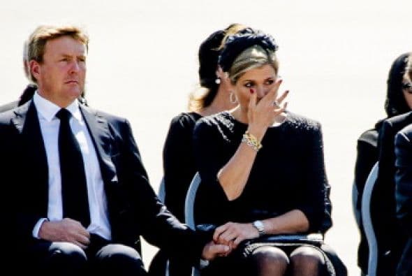 La reina Máxima se limpia una lágrima del rostro.