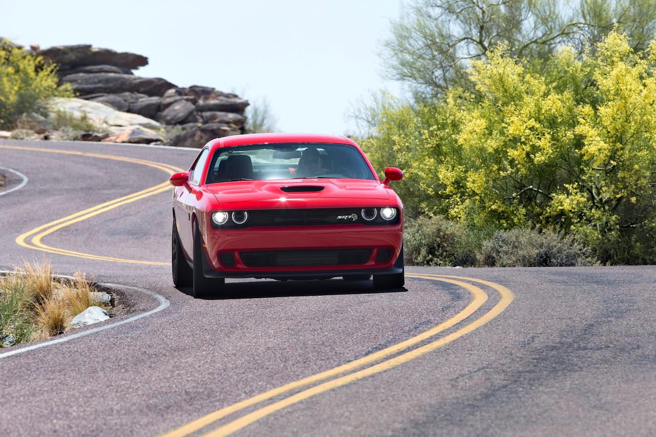 El
<b><a href="https://www.univision.com/noticias/pruebas-de-manejo/prueba-dodge-challenger-srt-demon-2018" target="_blank">Dodge Challenger Hellcat SRT </a></b>cuenta con un motor V8 supercargado de 6.2 litros y 707 caballos de fuerza y 650 lb-pie de torque. Su precio inicia en los 66,000 dólares.