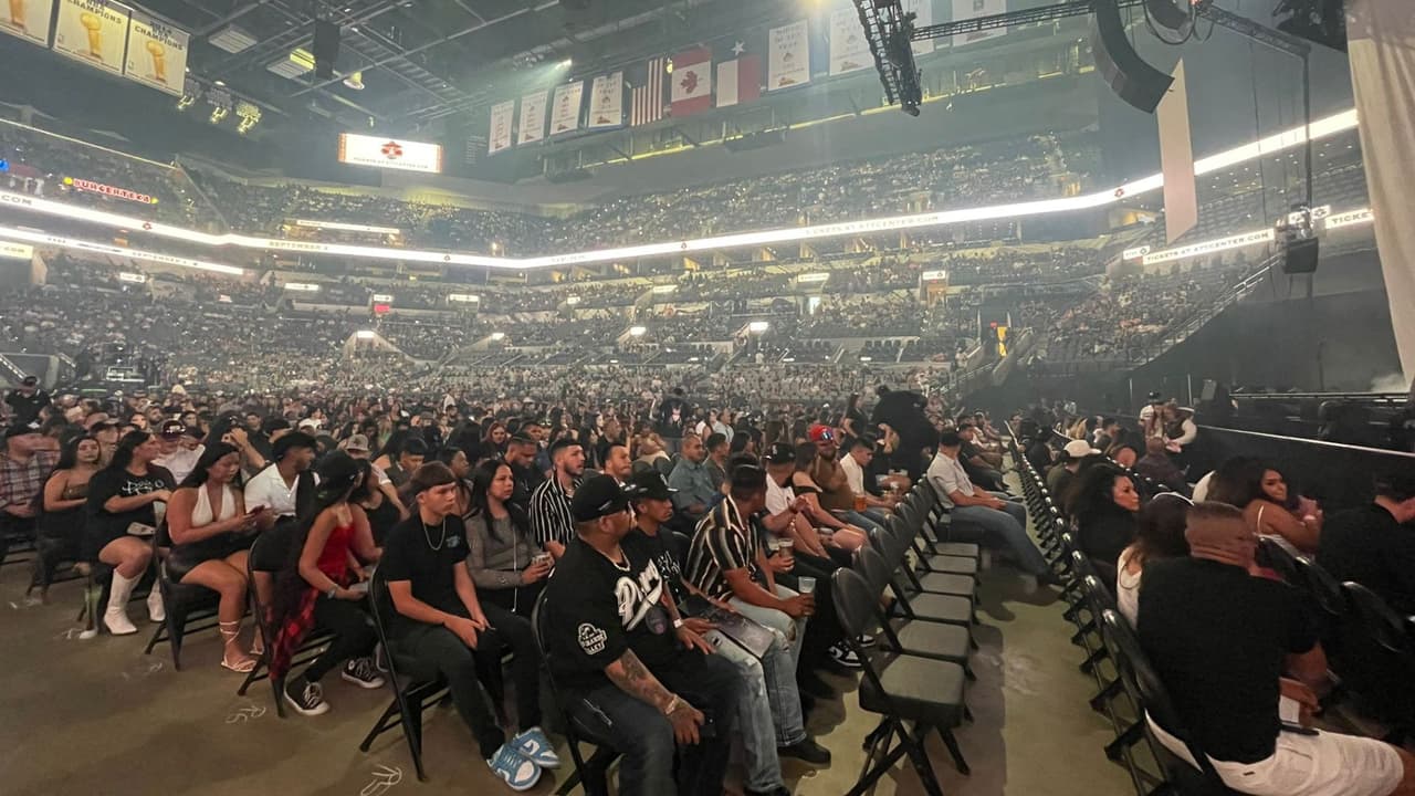 El concierto de Peso Pluma en el AT&T Center de San Antonio tuvo lleno total, según organizadores.