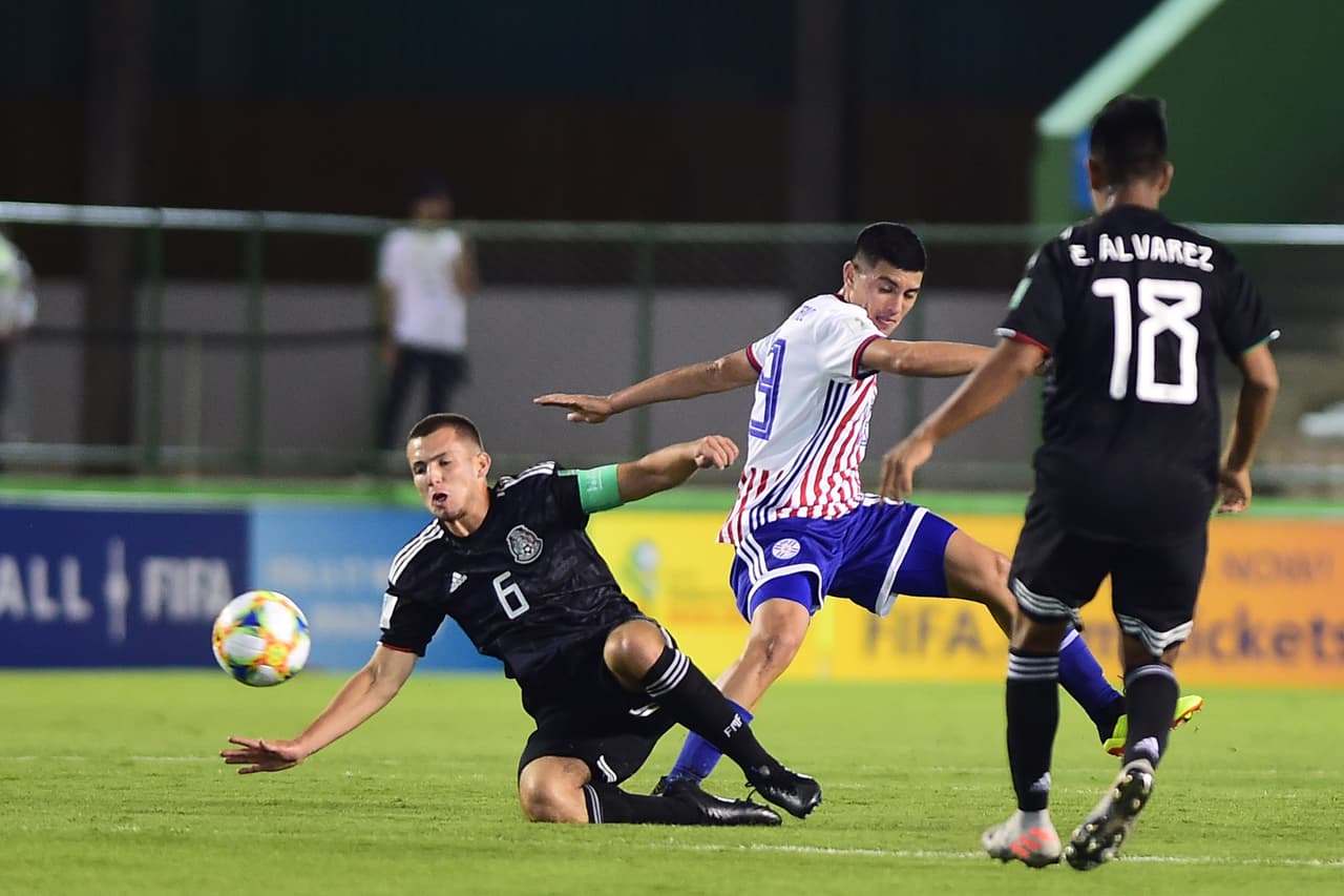 Pizzuto le roba el balón a Presentado ante la mirada de Álvarez, el jugador del LA Galaxy.