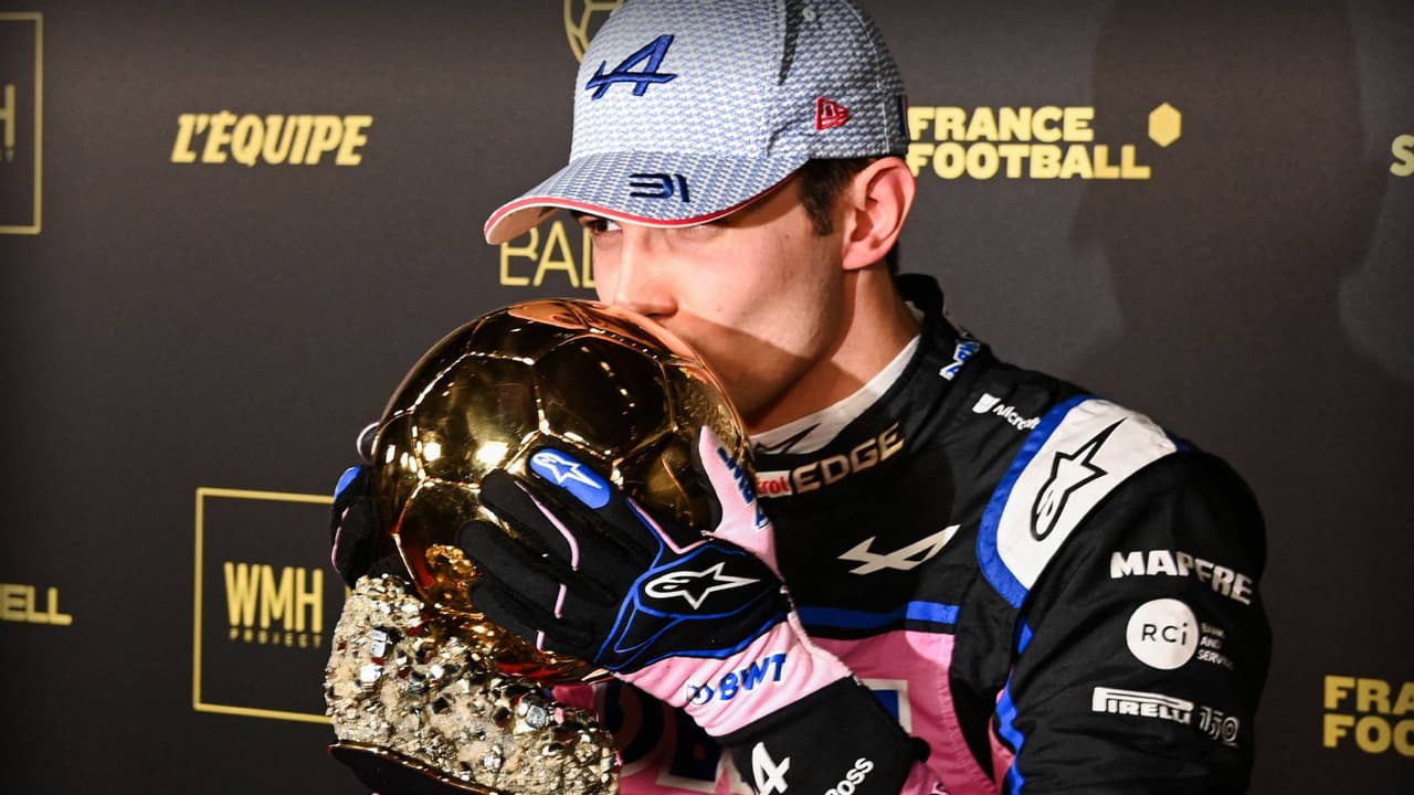 El Balón de Oro llega a la ceremonia en un auto de Fórmula 1
