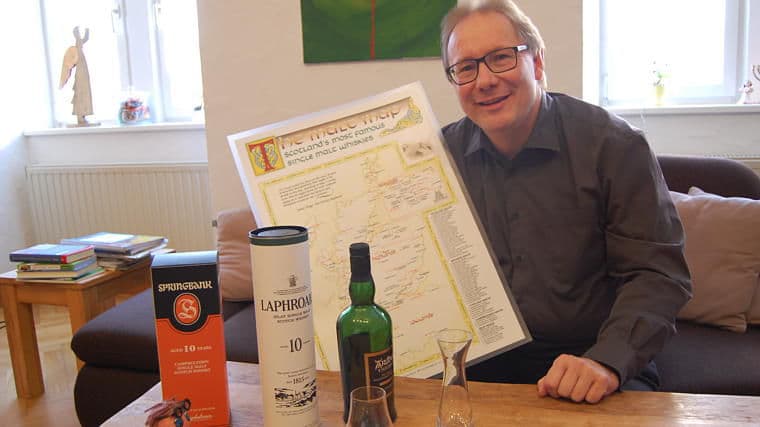 El religioso de 53 años tiene una debilidad especial para el whiskey y tuvo la epifanía de organizar ejercicios espirituales de 
<b><a href="https://www.univision.com/musica/el-bueno-la-mala-y-el-feo/pastor-convence-a-los-hombres-de-escuchar-el-mensaje-de-dios-con-unos-tragos-de-whiskey-video" target="_blank">whiskey</a></b>.