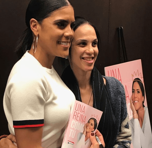 Francisca firmó libros y se tomó fotos con todas esas personas que llegaron a este lugar para estar cerca de ella.