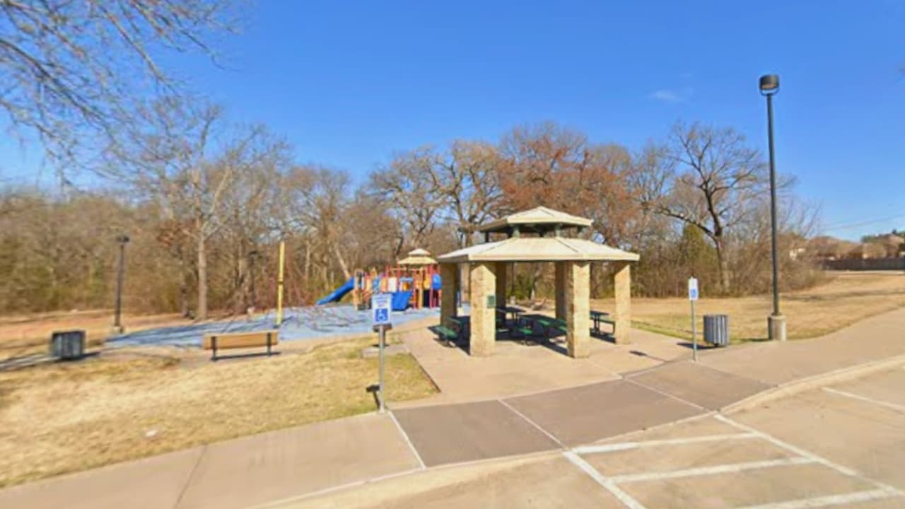 Clay Mathis Greenbelt Park al este de la ciudad de Dallas.