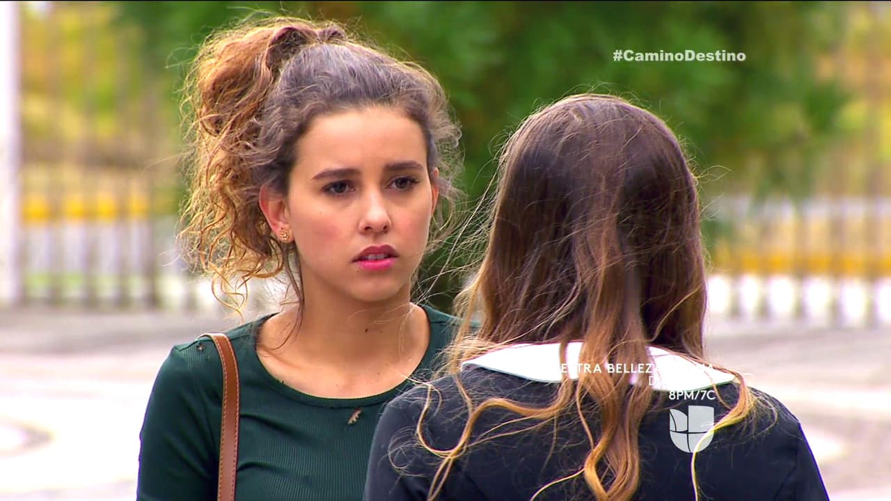 En Un Camino Hacia El Destino, Fernanda está entre la espada y la pared, pues Camila le confesó que no se dará por vencida y le pidió ayuda para conquistar el corazón de Carlos.