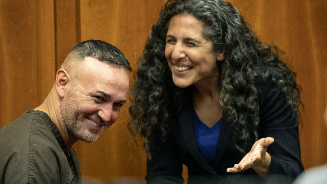 Lionel Rubalcava sonríe junto a su abogada Paige Kaneb, del Proyecto de Inocencia del Norte de California. El pasado 15 de mayo un juez de la Corte Superior del Condado de Santa Clara revocó su sentencia.